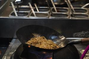 wok riso spaghetti cucinando foto