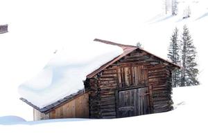 legna cabina capanna nel il inverno neve sfondo foto