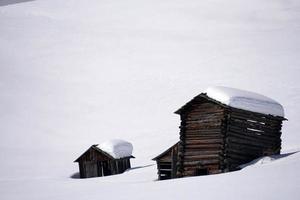 legna cabina capanna nel il inverno neve sfondo foto