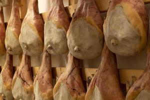 san daniele prosciutto sospeso per condimento foto