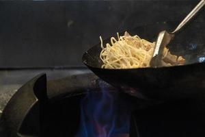 wok riso spaghetti cucinando foto