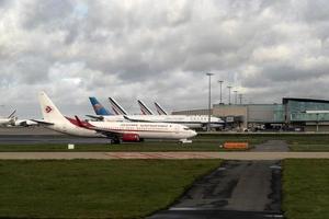 Parigi, Francia - novembre 7 2019 - Parigi aeroporto cdg atterraggio e Caricamento in corso carico e passeggeri foto