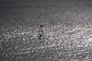 windsurfista silhouette su il controluce foto