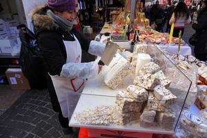 trento, Italia - dicembre 9, 2017 - persone a tradizionale Natale mercato foto