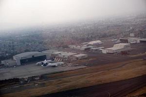 Parigi, Francia - marzo 6 2018 - Parigi aeroporto atterraggio e Caricamento in corso carico e passeggeri foto