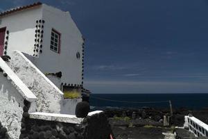 lajido villaggio pico isola azzorre nero lava case rosso finestre foto