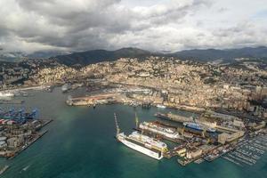 Genova, Italia - novembre 7 2019 - porto e faro aereo Visualizza a partire dal elicottero foto