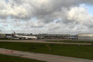 Parigi, Francia - novembre 7 2019 - Parigi aeroporto cdg atterraggio e Caricamento in corso carico e passeggeri foto