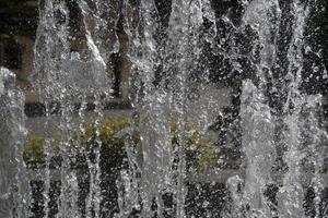 Fontana spruzzo acqua dettaglio vicino su foto