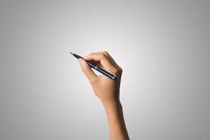 la mano di una donna tiene una penna isolata su priorità bassa bianca foto