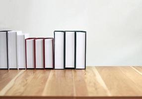 libri su un tavolo di legno foto