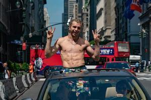nuovo York, Stati Uniti d'America - Maggio 25 2018 - giovane uomo nel un' auto nel volte piazza pieno di persone foto