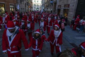 Genova, Italia - dicembre 22 2019 - tradizionale Santa Claus camminare foto