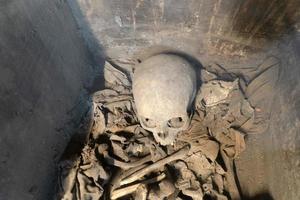 Napoli, Italia - febbraio 1 2020 - nobili tombe scheletro nel novo nuovo castello nel Napoli prigione foto