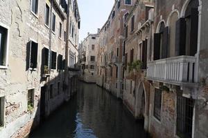 Venezia ponte e canale riflessi foto