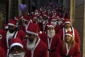 Genova, Italia - dicembre 22 2019 - tradizionale Santa Claus camminare foto