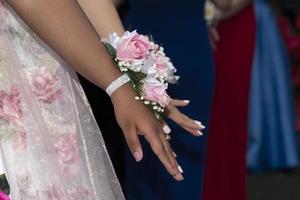 ballo di fine anno giovane adolescente ragazzi e ragazze mani foto