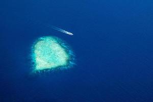 aereo Visualizza di Maldive ricorrere, lusso viaggio destinazione. uccelli occhio Visualizza di in profondità blu mare, corallo canna, tropicale isola. sorprendente natura Visualizza, fuco aereo paesaggio foto