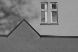 in scala di grigi tiro di un' facciata di un' edificio foto