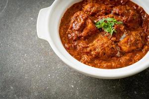 pollo tikka masala cibo piccante a base di carne al curry con roti o pane naan foto