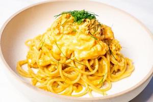 spaghetti cremoso speziato Noce di cocco Granchio - fusione cibo stile foto