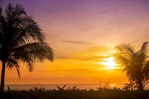 bellissimo tramonto al di sopra di tropicale spiaggia a crepuscolo foto