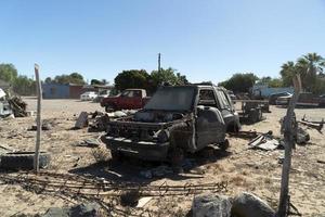 vecchio abbandonato auto nel discarica nel baja California sur Messico foto