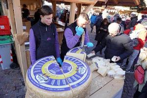 trento, Italia - dicembre 9, 2017 - persone a tradizionale Natale mercato foto