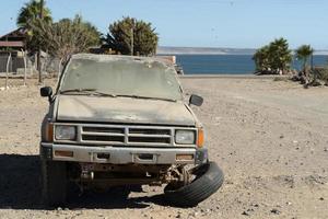 vecchio abbandonato auto nel discarica nel baja California sur Messico foto