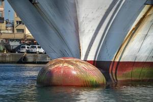 nave prua arco vicino su dettaglio a tramonto foto