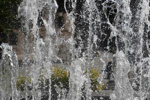 Fontana spruzzo acqua dettaglio vicino su foto