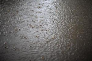 pioggia e pozzanghera. pioggia fuori. struttura di acqua. liquido superficie. foto