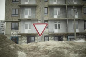 strada cartello rosso triangolo. cartello nel neve. strada infrastruttura. inverno su strada. foto