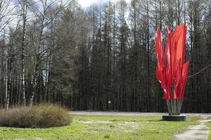 rosso bandiere nel Russia. decorazione di città per vacanza su vittoria giorno. rosso striscioni. foto