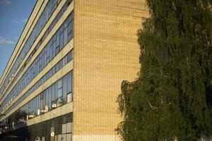 vecchio edificio di mattone e bicchiere. lungo industriale edificio nel città. foto