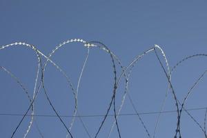 spinato filo anelli su recinzione. protetta la zona. foto