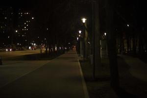 città a notte. strada è nel scuro. foto