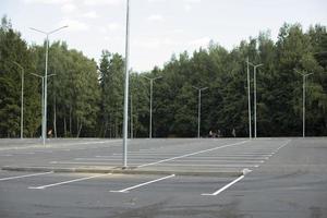 vuoto parcheggio. grande la zona per macchine. parcheggio posto. foto