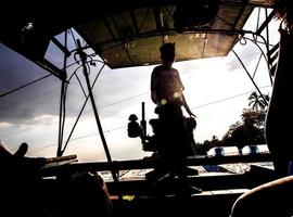 silhouette di un' passeggeri barca autista nel il giorno retroilluminato foto