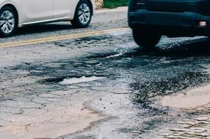 grande buca nel il mezzo di il strada nel un' autostrada nel mine Gerais, brasile foto