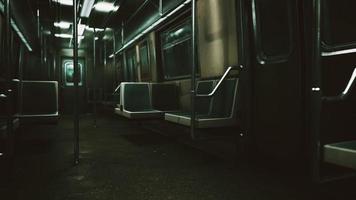 vuoto pubblico transito metropolitana la metropolitana treno foto