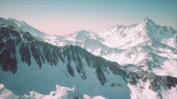 aereo Visualizza a partire dal aereo di blu neve coperto canadese montagna paesaggio foto