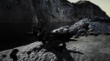 nero sabbia spiaggia nascosto fra sfocato vulcanico rocce foto