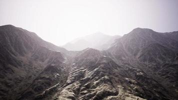 Visualizza di il afgano montagne nel nebbia foto