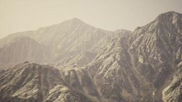 Visualizza di il afgano montagne nel nebbia foto