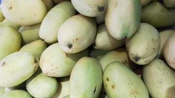 mucchio di arumani manghi o mangifera indica popolare manghi nel Asia a il mercato. foto