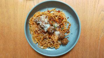 vicino su foto di spaghetti e Polpette servire a il piatto.