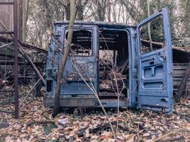 vecchio abbandonato macchine scaricati nel il foresta da qualche parte nel Belgio. foto