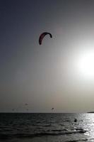 windsurf, kitesurf, acqua e vento gli sport motorizzato di vele o aquiloni foto