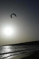 windsurf, kitesurf, acqua e vento gli sport motorizzato di vele o aquiloni foto